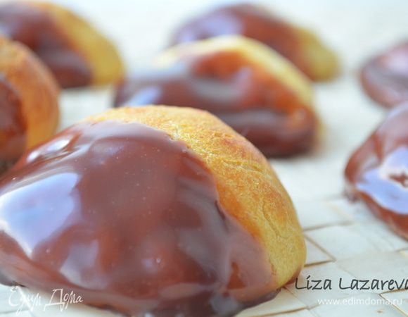 Обмакнуть каждый шукет наполовину в соус...положить на тарелку и отправить в холодильник. Там шоколад застынет) очень вкусно...просто ООООЧЕНЬ! 
А можно просто макать и сразу в рот)