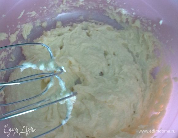 Взбить масло с сахаром.