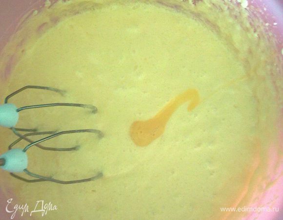 по одному добавить яйца, взбивать в одном направлении.