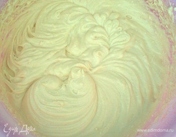 Вот такое тесто получается. Делим его на 3 части - должно быть 3 коржа.