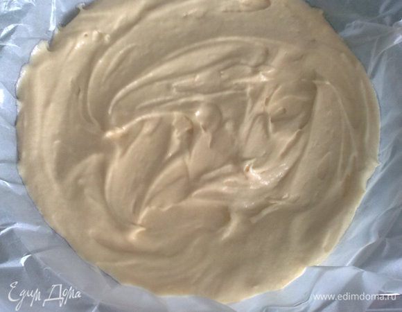 Выкладываем в форму, застеленную бумагой. Так выпекаем все три - в одном черную смородину, в другом белую, в 3 - можно вместе.