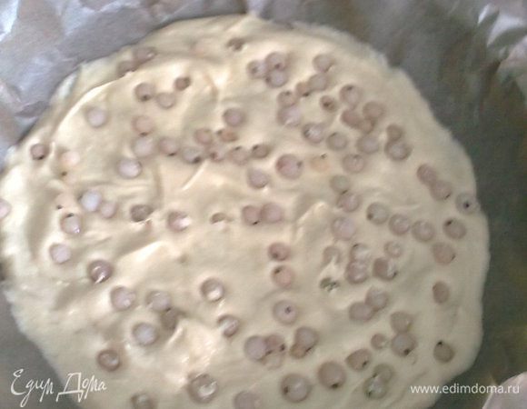 И вдавливаем ягоды замороженные - смородина, вишня, черника и т.д. Выпекать при 170 градусах 20-25 минут.