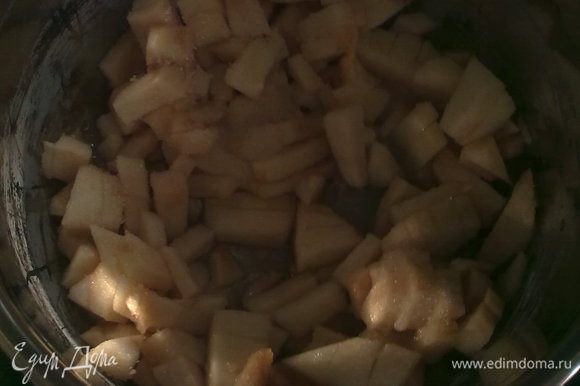 Готовим 1 крем: яблоки режем кубиками, заливаем водой и сахаром, тушим на слабом огне до мягкости.