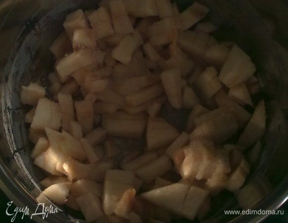 Готовим 1 крем: яблоки режем кубиками, заливаем водой и сахаром, тушим на слабом огне до мягкости.