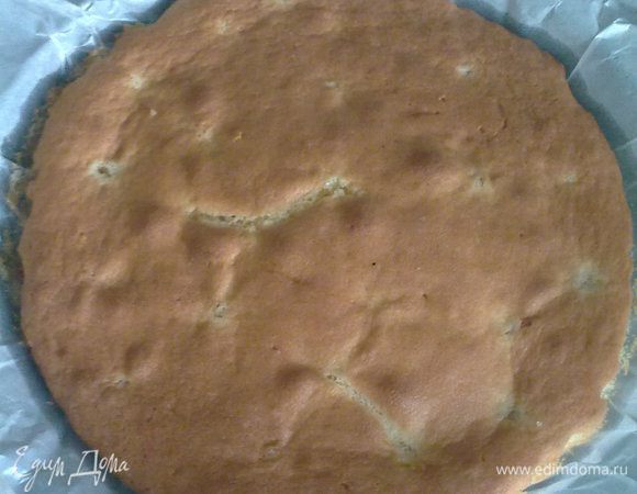 Вот испекся первый корж. Остужаем. Печем остальные. 