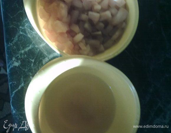 Яблоки потушились. Сливаем сироп в одну чашку, яблоки в другую. Все остужаем. 
В сироп добавляем водку.