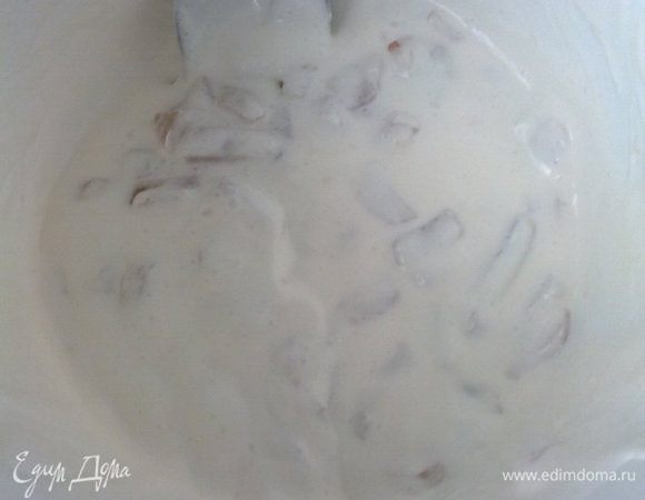 Взбили сметану, добавили туда яблоки (можно использовать манго, груши, любые твердые виды фруктов).