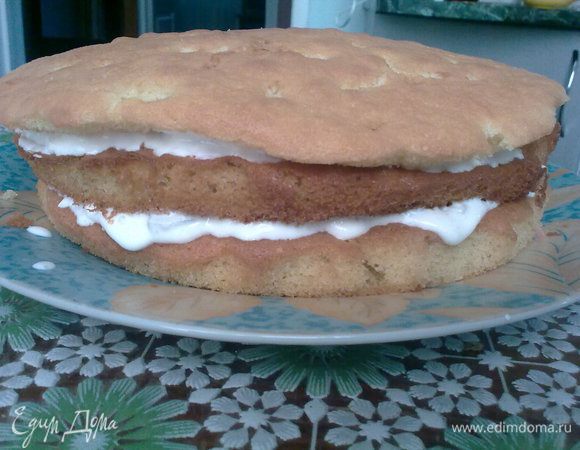 То же самое с третьим. Каждый корж пропитываем.