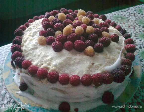 Взбиваем сливки и обмазываем весь торт. Украшаем любыми ягодами, мятой и т.д.