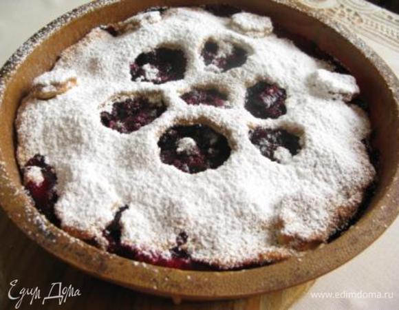 В комбайне (или ножом) порубить творог, холодное порезанное кубиками масло и муку до состояния крупной крошки. Добавить 2-3 ст.л. ледяной воды и быстренько замесить тесто. В комбайне весь процесс занимает 2 мин, но и руками все быстренько. Охладить 30 мин в морозилке. Разделить тесто на 2 неравные части. Большей выстелить форму. Ягоды промыть, просушить, смешать с крахмалом и сахаром. Заполнить "корзинку" из теста. Раскатать меньшую часть, накрыть, защипнуть края. Сделать отверстия в верхней части пирога. Выпекать при 210С 20 мин, затем еще при 180С 25 мин. Горячий присыпать пудрой. Приятного аппетита!