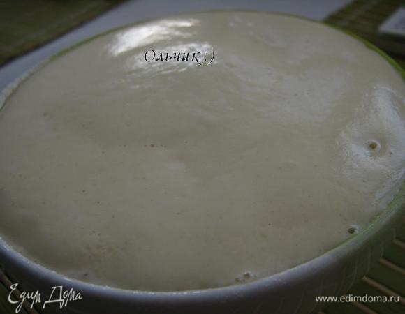 Разводим дрожжи в теплой воде, добавляем соль, сахар и 100 г пшеничной муки. Оставляем в теплом месте на 15 минут.