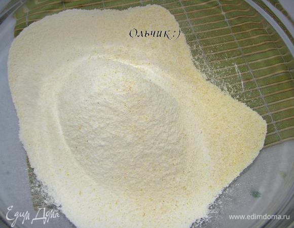 Просеиваем муку (пшеничную и кукурузную), добавляем опару. Вымешиваем тесто, минут 5. 