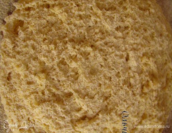 Присыпаем рабочую поверхность кукурузной мукой. Выкладываем тесто. Присыпаем слегка мукой.