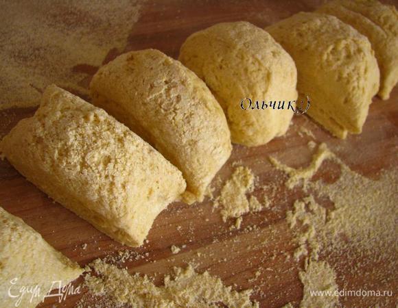 Тесто скручиваем в рулет, затем разрезаем на 6-7 частей. Формируем круглые булочки. 