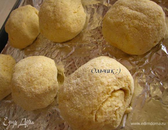 Выкладываем на противень, застеленый фольгой или пекарской бумагой. Оставляем под полотенцем на 30 минут, отдохнуть.