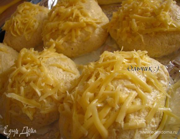 Смазываем желтком с молоком, присыпаем сыром, отправляем в духовку на 30 минут при 200 градусах.