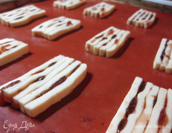 Полученную заготовку убрать в морозилку на 30-60 минут, чтобы тесто слегка подмерзло и его было удобней резать.
Включить духовку на 200оС.
Достать заготовку для печенья из морозилки и нарезать поперек на (прямоугольники толщиной около 5 мм (не больше). Каждое печенье выкладываем на противень, застеленный силиконовым ковриком, и посыпаем сахаром.