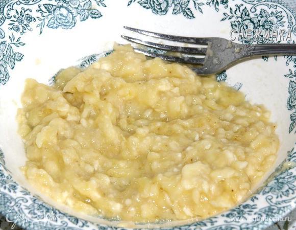Бананы очищаем и в отдельной миске растираем вилкой в кашицу. 