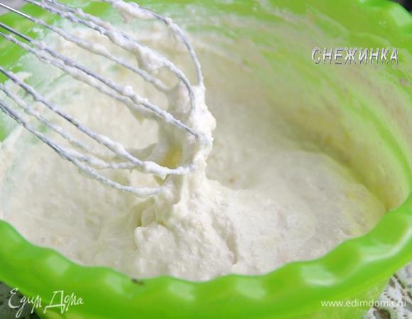 Отправляем их к творожной массе и снова всё хорошенько растираем венчиком до кремообразной консистенции.