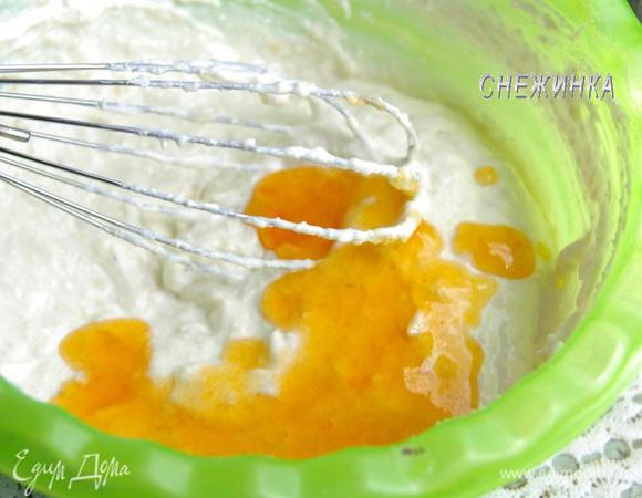 Добавляем варенье и перемешиваем. Его я использую вместо сахара. По желанию можно взять любое варенье или сахарную пудру, или не подслащивать ни чем по вкусу.