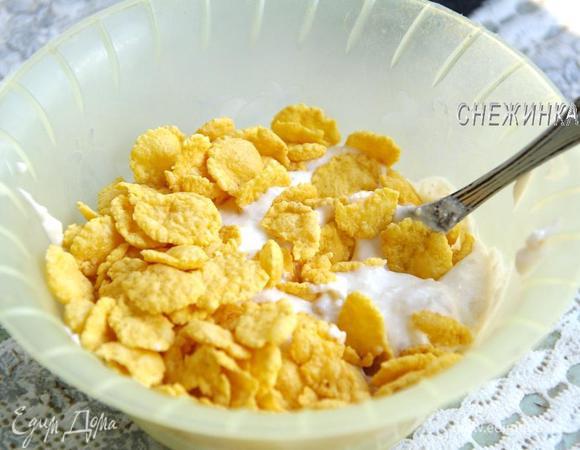 Откладываем от общей массы 1/3 часть. К ней примешиваем кукурузные хлопья.