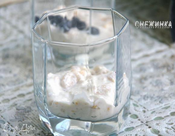 В стаканы или креманки кладем первым слоем творожную массу с хлопьями.