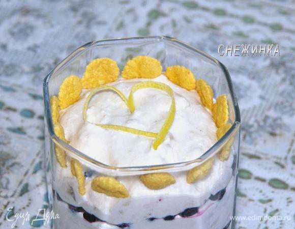 Сверху распределяем оставшуюся творожно-банановую массу. Украшаем хлопьями и цедрой лимона.