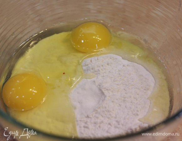Просейте муку, добавьте маленькую щепотку соли и разбейте два яйца.
