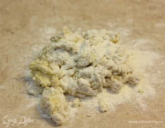 Размешайте все хорошенько вилкой. Вам будет казаться, что смесь слишком сухая, но на самом деле все в порядке.
Выложите на стол, посыпанный мукой и начните хорошенько вымешивать тесто. Вымешивайте около 10 минут.