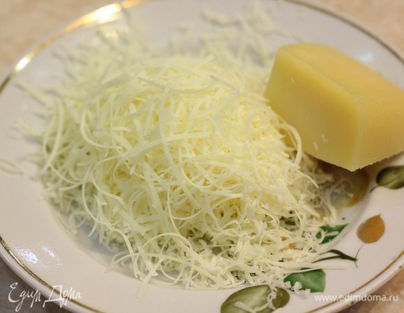 Натрите пармезан на мелкой терке.
Бланшируйте свежий шпинат (опустите на 1 минуту в кипящую воду, а затем в холодную), таким образом шпинат сохранит свой яркий цвет.