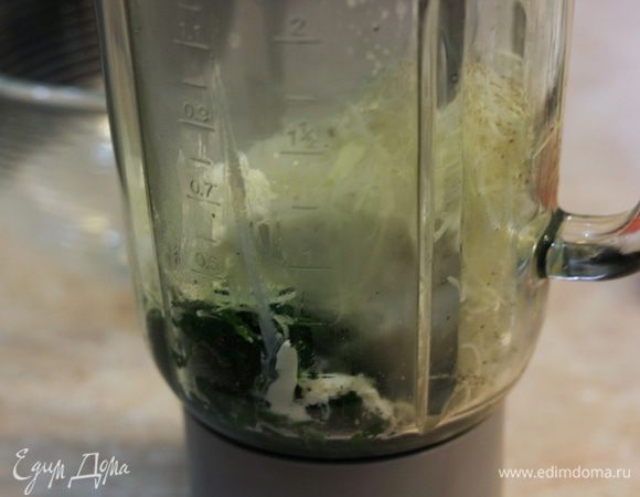 Поместите в блендер рикотту, тертый пармезан, бланшированный шпинат, соль, перец и хорошо взбейте, чтобы масса стала однородной.