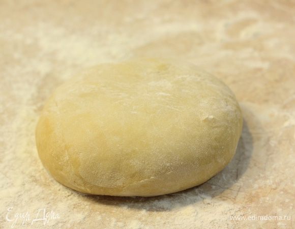 Теперь достаньте тесто из холодильника. Посыпьте его и стол мукой.