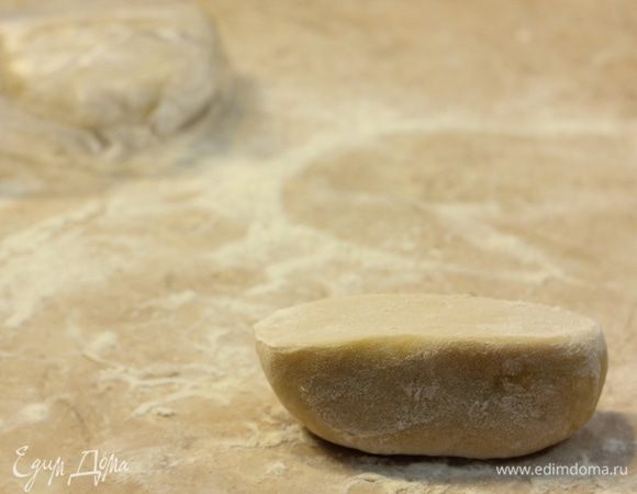 Разрежьте тесто пополам, вторую часть накройте, чтобы не заветривалось.