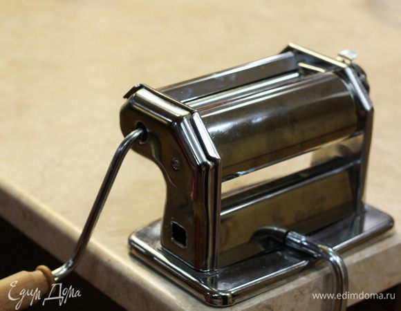 Я использовал машинку для пасты, поэтому несколько следующих шагов будут посвящены пользованию машинкой. Закрепите машинку так, чтобы было удобно ею пользоваться. Тесто должно выдавливаться на поверхность стола, и ручка не должна ни за что цепляться.