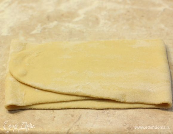 Сверните два раза тесто и пропустите через машинку еще раз. Повторите эти действия еще пару раз.