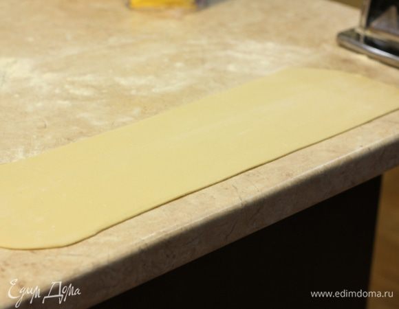 Уменьшите зазор на машинке на одно деление и пропустите тесто через нее. Не забывайте посыпать тесто мукой. Уменьшайте зазор через раз и доведите его до предпоследнего деления - около 1 мм.