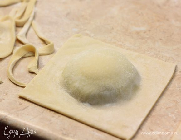 Обрежьте неровные края теста. Равиоли получается очень большим - где-то 10х10 сантиметров.