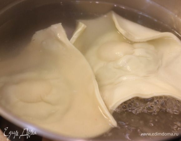 Вскипятите подсоленную воду в большой кастрюле. Выложите равиоли в кипящую воду, но не более, чем по два. Варите около 5 минут. 