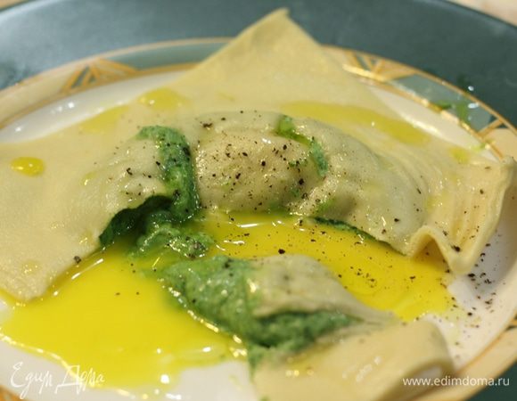 Выложите один равиоли на тарелку. Посыпьте сверху тертым пармезаном (по желанию), черным перцем и сбрызните оливковым маслом Extra Virgin. Посыпьте сверху мелко рубленной петрушкой.