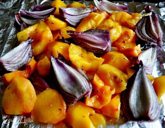 Для сальсы персики обдать кипятком, затем холодной водой, разрезать на четвертинки, удалив косточки и кожицу. Лук очистить, разрезать на четвертинки.
Смазать персики и лук со всех сторон маслом, посыпать зирой, поперчить, посолить.
На решётку гриль постелить фольгу и выложить на неё персики и лук.