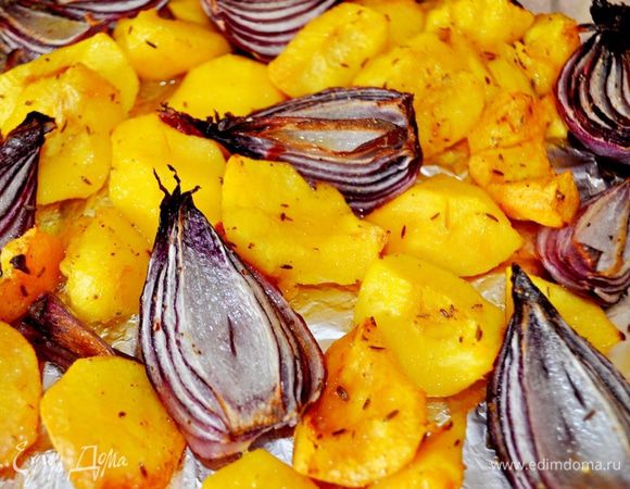 Обжарить в режиме "гриль" до мягкости лука и персиков и приобретения румяного цвета, примерно 20 минут.