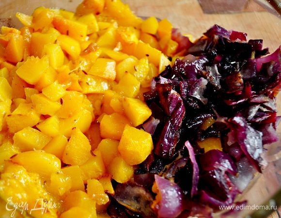 Затем слегка остудить, порубить не слишком мелко.

Смешать персик и лук с уксусом, мёдом (сахаром) и аджикой. Дать настояться 15-20 минут.