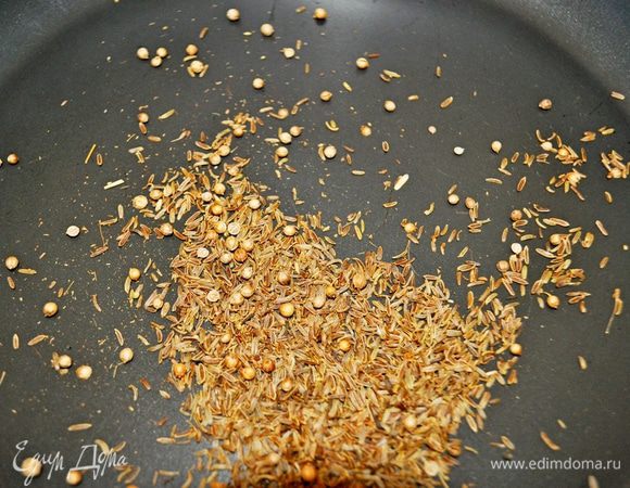Тем временем сделать чипсы, для этого:

насыпать зиру и кориандр на сухую прогретую сковороду, обжаривать специи, потряхивая сковороду, 1 минуту.