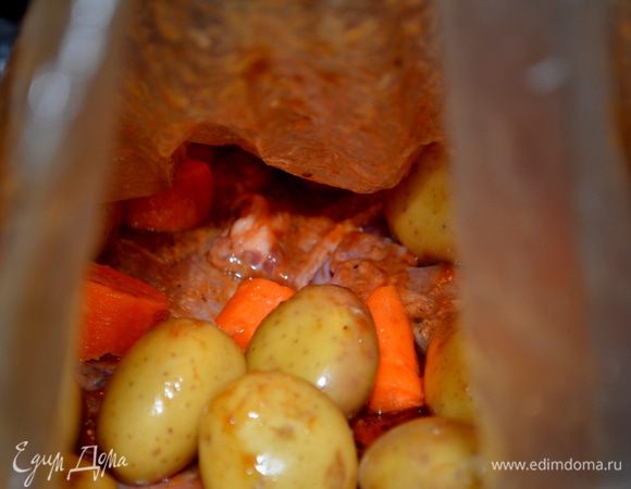 Разогреть духовку до 180гр.
Выкладываем в рукав муку, встряхнем. Добавим барбекю-соус. Поможем перемешатся с мукой.
Затем выкладываем туда наши свин. отбивные, так чтоб соус покрыл их. После овощи порезанные и почищенные поверх отбивных.