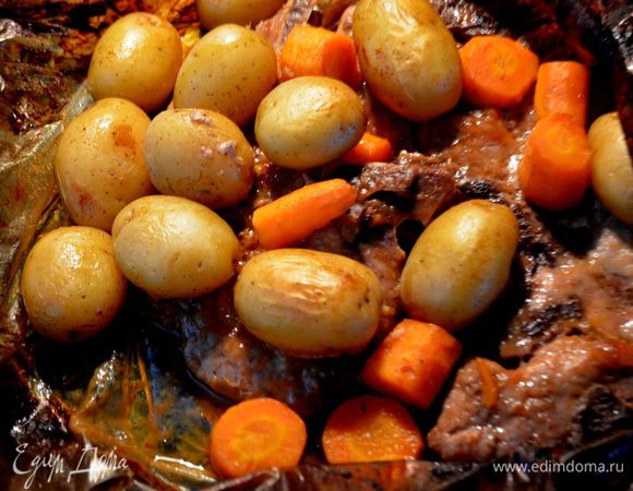 Закроем пакет спец. приспособлением.
Проделаем поверх пакета 6 небольших порезов ножом, просто проколов пакет.
Пакет с мясом и овощами предварительно положить на противень.