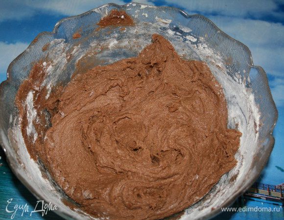 Готовим тесто:взбить яйца с сахаром,добавить маргарин(он должен быть замороженный, его надо натереть на крупной тёрке),какао,разрыхлитель и муку(просеять и добавить муки столько, чтобы получилась густая и эластичная масса).