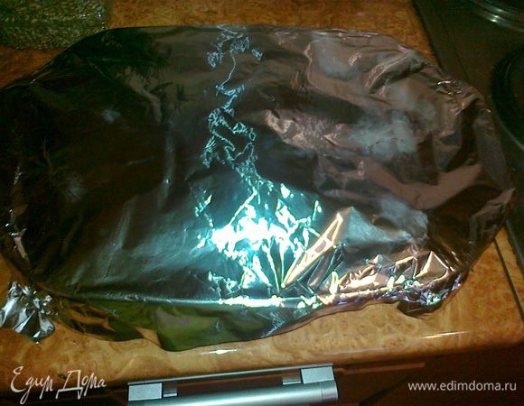 форму накрыть фольгой и поставить в духовку на 35 мин при т.250, через 35 мин снимем фольгу и еще на 15-20 мин в духовку