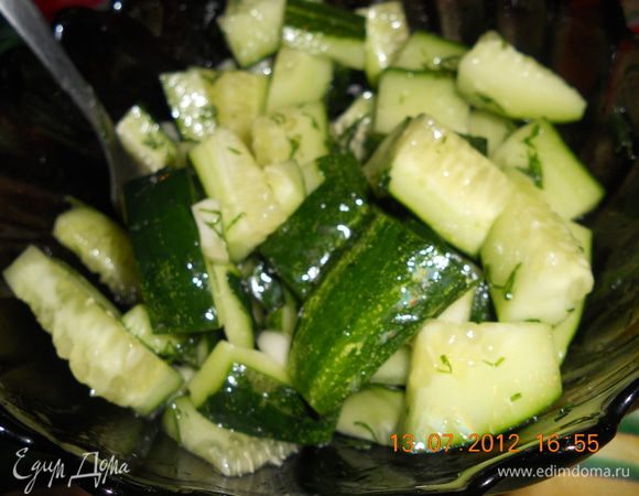 подавать с чесночным огуречным салатом, огурцы (2шт.) нарезать ломтиками, добавить мелко порезаный чеснок и укроп, посолить, заправить маслом и приятного аппетита