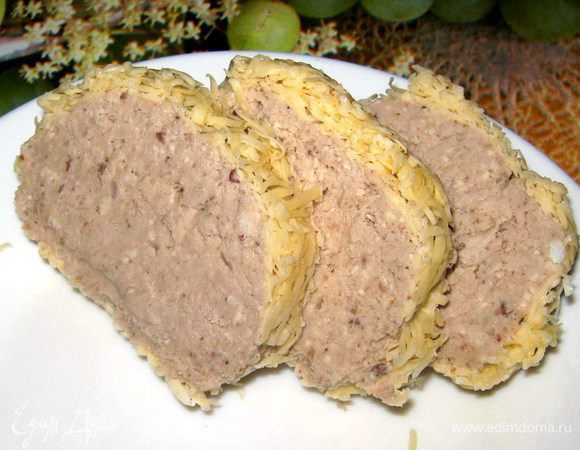 Сыр натереть на терке.
Из фарша сформировать рулет и обсыпать его тертым сыром.
Завернуть рулет в фольгу и поставить в холодильник.
При подаче нарезать ломтиками и можно посыпать зеленью при желании.