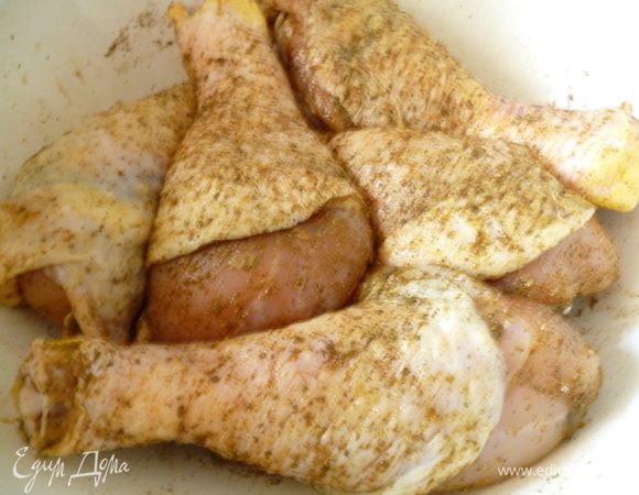 Куриные голени почистить, помыть, промокнуть салфеткой. Смешать в тарелочке соль, паприку и хмели-сунели, хорошо натереть голени, поместить в миску, закрыть крышкой и поставить в холодильник на 1 час.